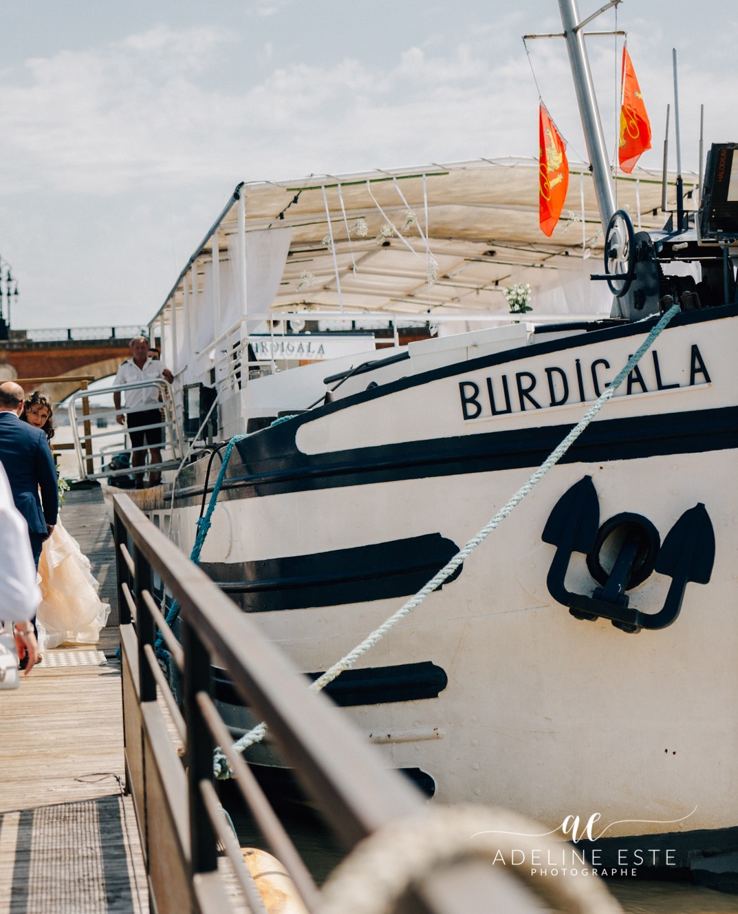 Les mariés sur le ponton privé de Croisières Burdigala, prêts à monter à bord du Burdigala 1, amarré près du Pont de Pierre.