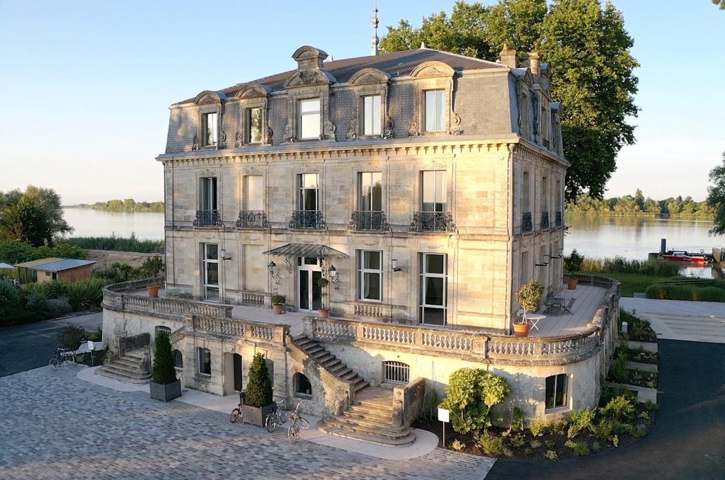 Le Château Grattequina, hôtel-restaurant partenaire de Croisières Burdigala, où nous proposons à nos clients de se rendre pour un repas après leur croisière avec Croisières Burdigala