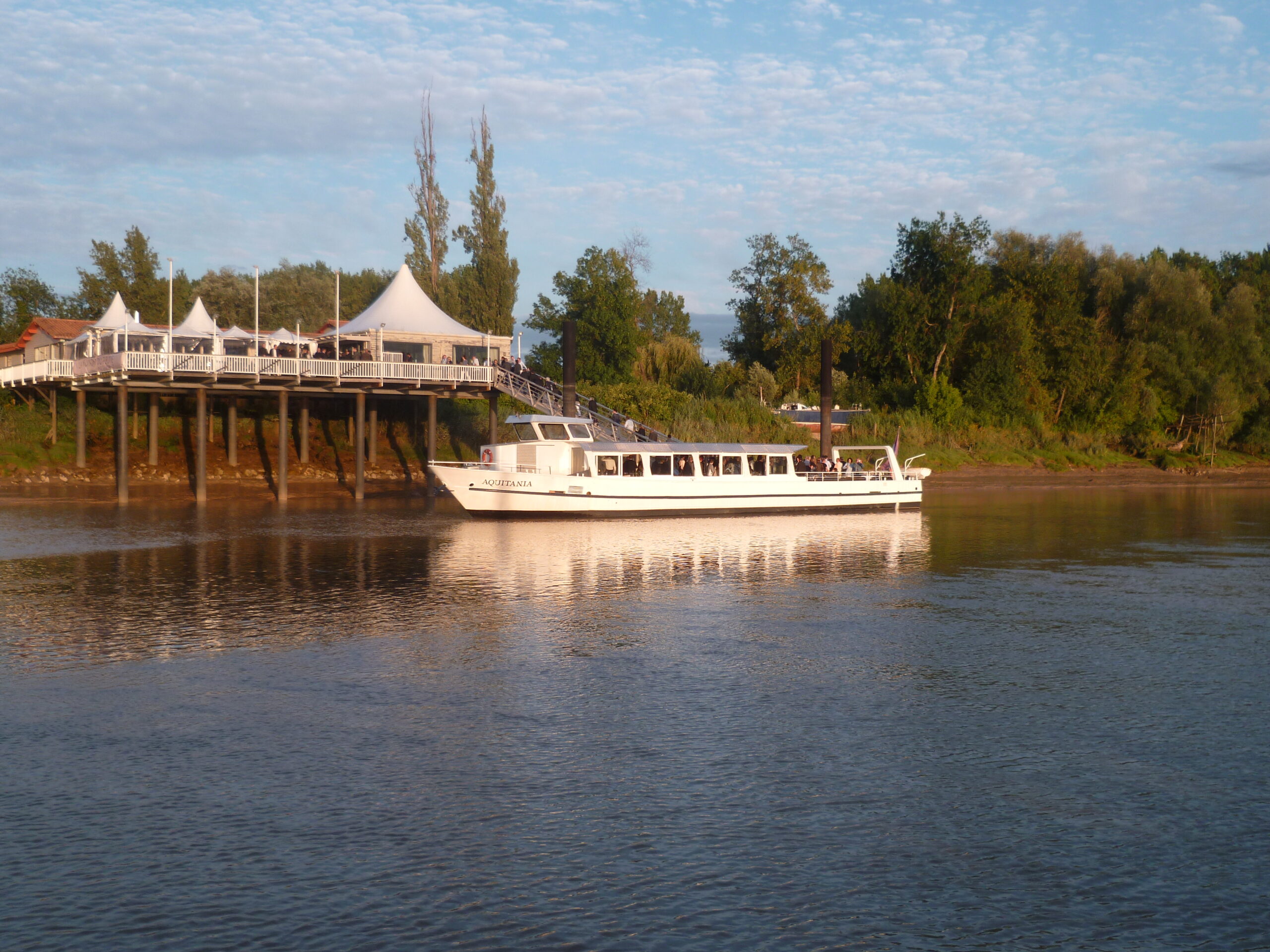 L'Aquitania amarré au ponton de La Maison du Fleuve, après avoir déposé des passagers au restaurant.