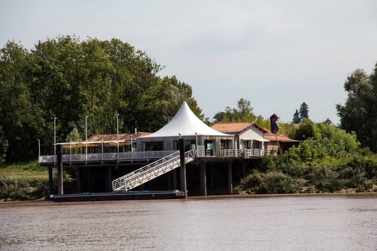 La Maison du Fleuve, restaurant partenaire de Croisières Burdigala, située à Camblanes-et-Meynac à 45 minutes en bateau de Bordeaux. Sur cette photo, on voit le ponton accueillant les clients après la croisière.